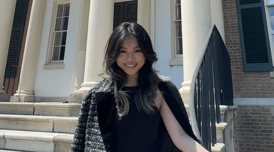 Kiana 在室外台阶前的人物照片